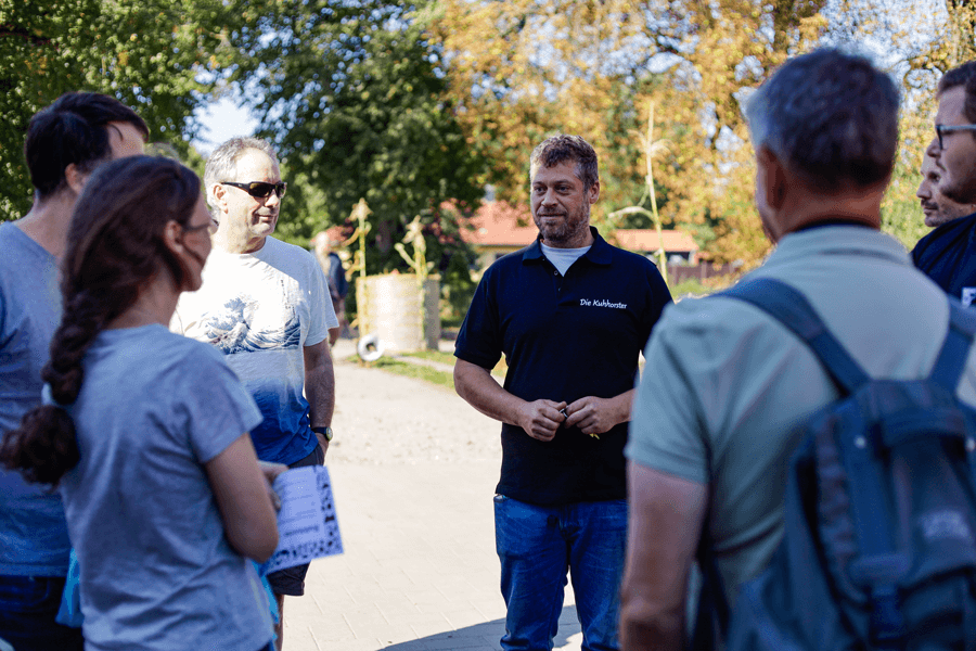 Auch unser neuer Landwirtschaftlicher Leiter Martin Schulze Schleithoff führt interessierte Gäste über den Hof