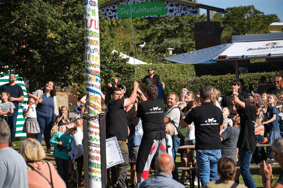 Viel Manpower ist nötig beim Aufstellen der Erntekrone