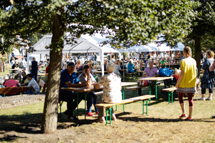 Gemütliches Beisammensein auf der Festwiese