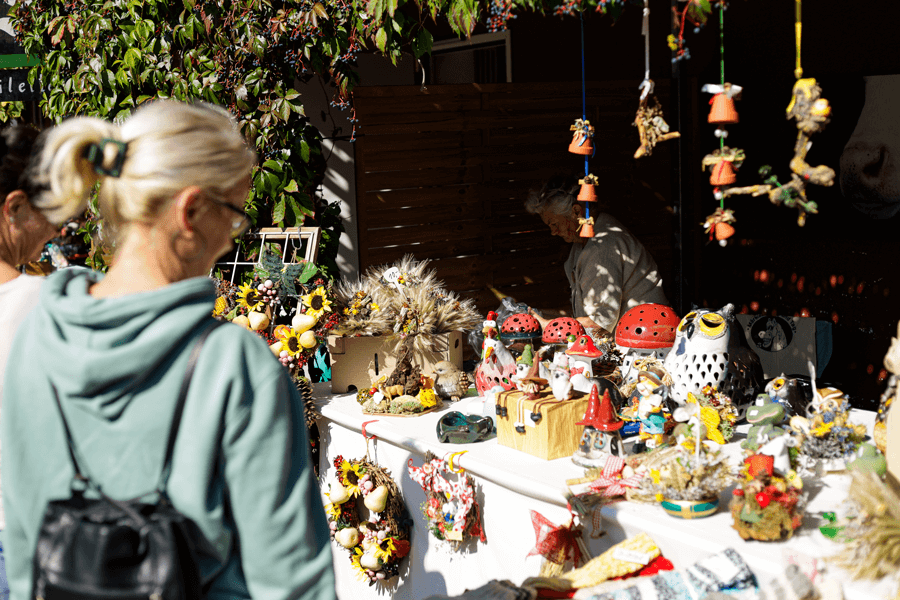 Buntes Kunsthandwerk auf dem Markt