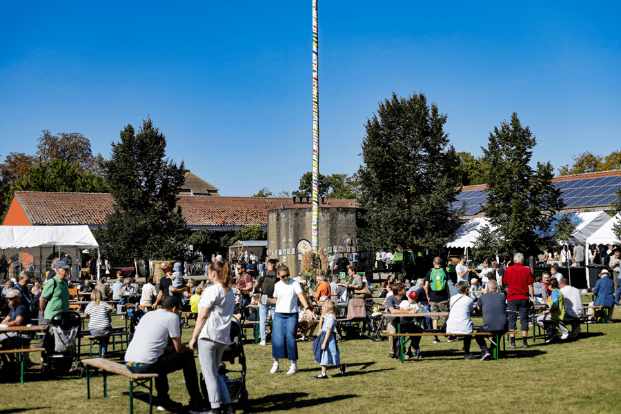 Die gut besuchte Festwiese mit Erntekrone