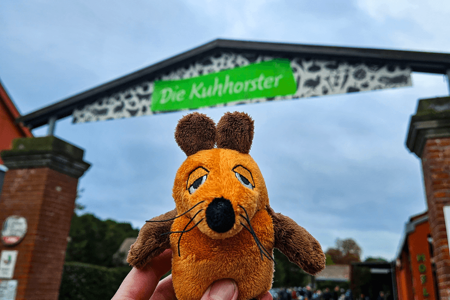 Maus-Plüschtier vor dem Kuhhorster Eingangstor